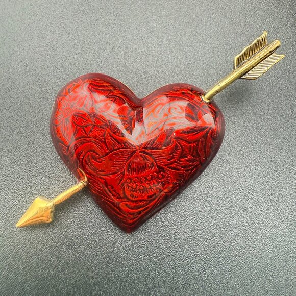Original Avon Vintage Red Heart Brooch With Gold-Tone Pierced Arrow Etched Flora - Picture 1 of 6